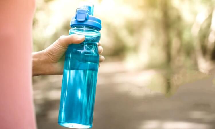 How to Carry a Water Bottle While Walking